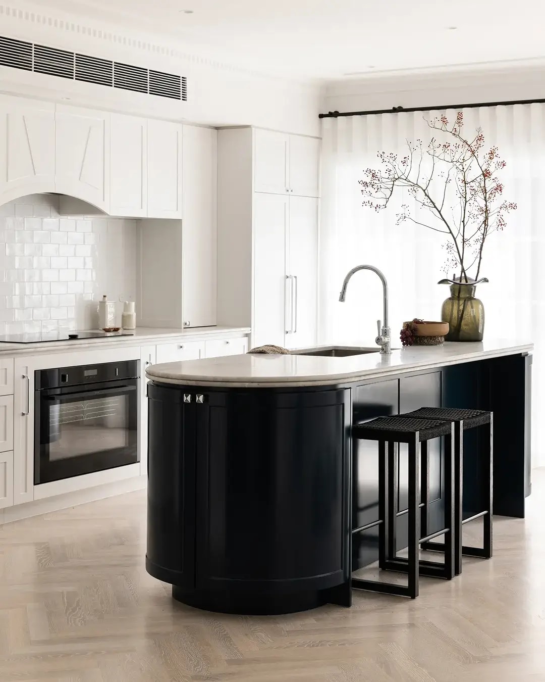 Dover Heights House dining area featuring the Havwoods Alabastro Herringbone wood flooring.